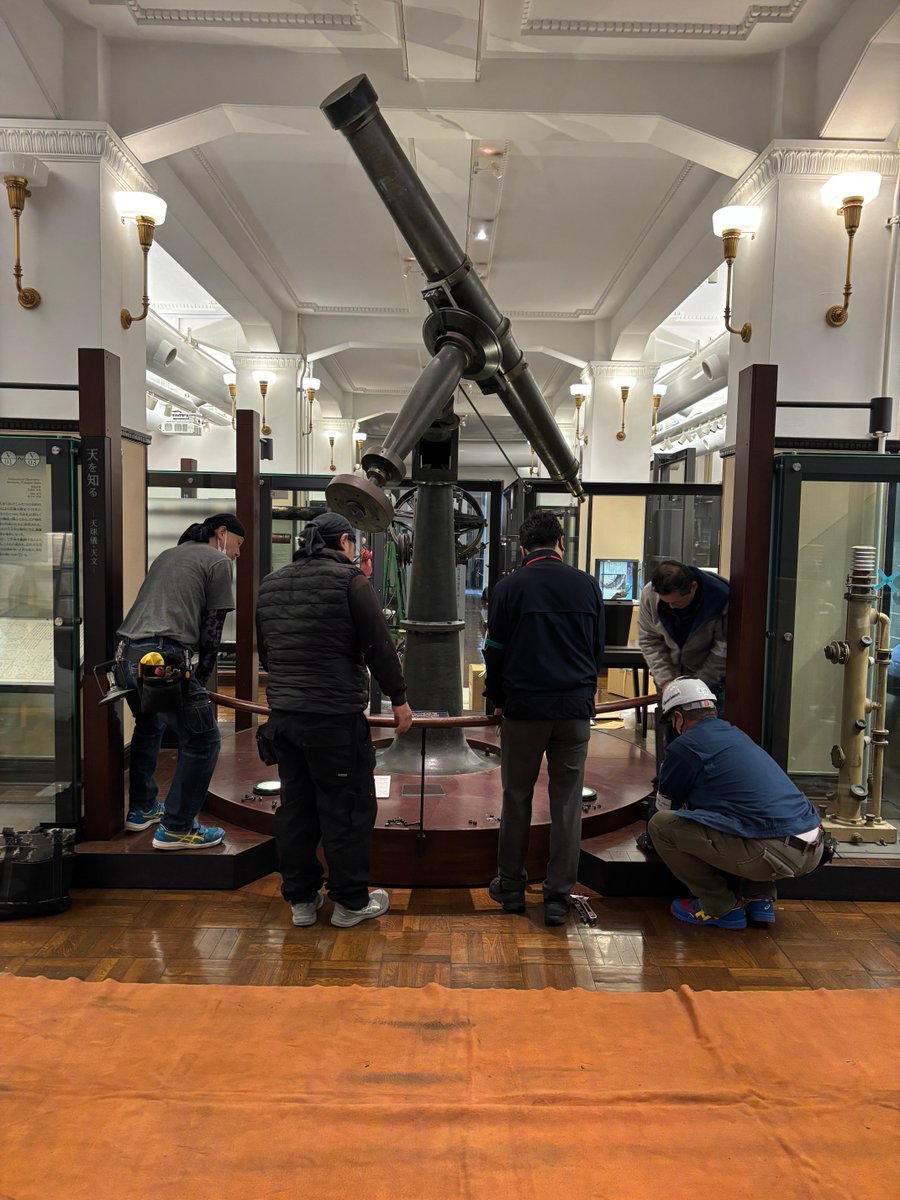 museum_kahaku's tweet image. ✨日本館1階南翼リニューアルの裏側①✨

本日は、今まで展示室入口でみなさまをお出迎えしていたトロートン望遠鏡についてご紹介します🔭

展示室の改修は、トロートン望遠鏡の搬出からはじまりました🔧

しばらくバックヤードで保管するため、少しずつパーツを分解し、搬出の準備をしました！