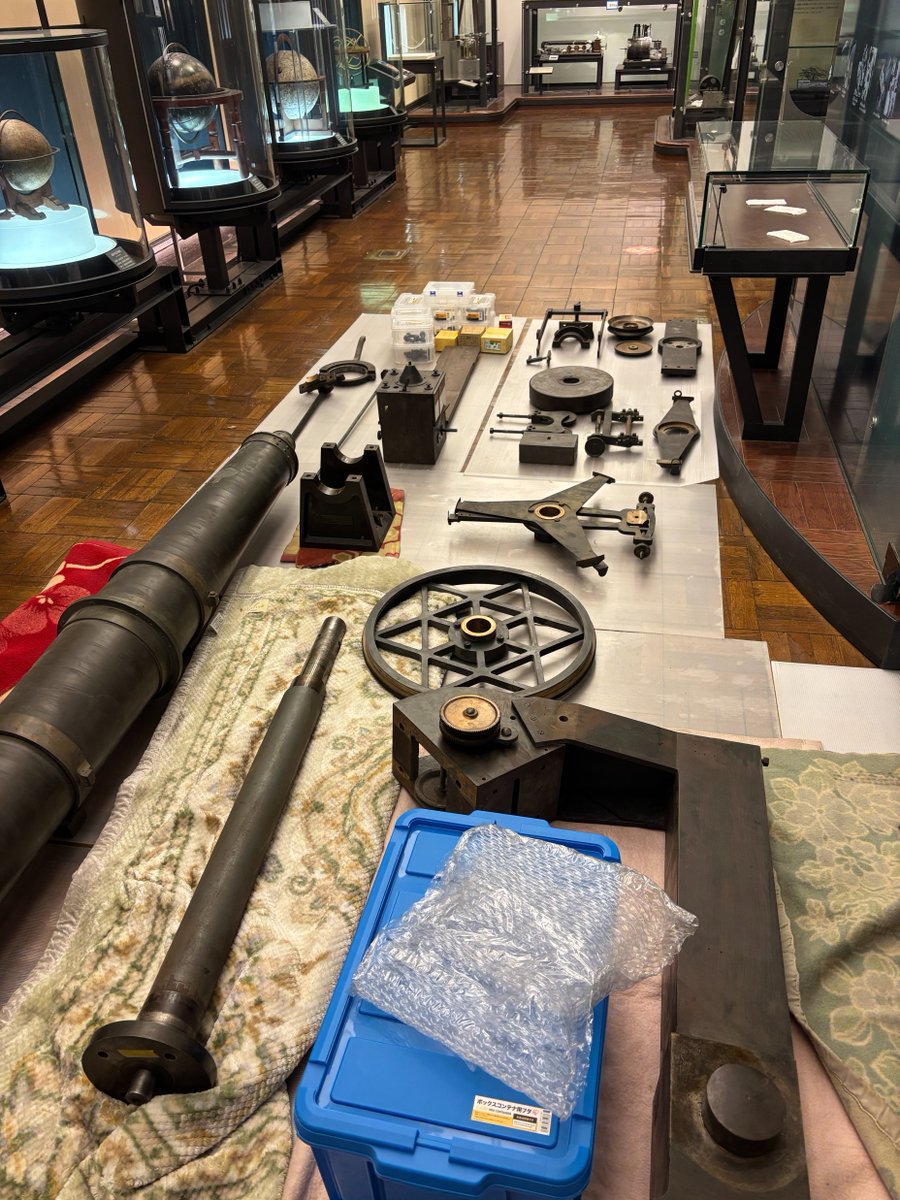 museum_kahaku's tweet image. ✨日本館1階南翼リニューアルの裏側①✨

本日は、今まで展示室入口でみなさまをお出迎えしていたトロートン望遠鏡についてご紹介します🔭

展示室の改修は、トロートン望遠鏡の搬出からはじまりました🔧

しばらくバックヤードで保管するため、少しずつパーツを分解し、搬出の準備をしました！