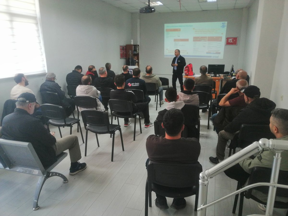 SakaryaDsm's tweet photo. Kurumumuzda yükümlülere yönelik, İl Afet Müdürlüğü personeli Hacı Bayram Bey Bey tarafından, "Doğal Afetler" konulu seminer gerçekleştirildi. https://t.co/1VKaASv1aG