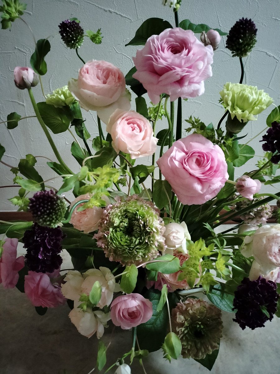 LeBijouFlower's tweet photo. 春のお花で生花レッスン🌸
https://t.co/pfMIx5jRPL
アウトラインはオーバル🎶
トライアンギュラー同様、縦長・横長とバリエーションが豊富なので、アレンジの幅が広がります。
＃フラワーアレンジメント　＃ラナンキュラス
#freshflower　＃生花 https://t.co/ytuDSJLcHC