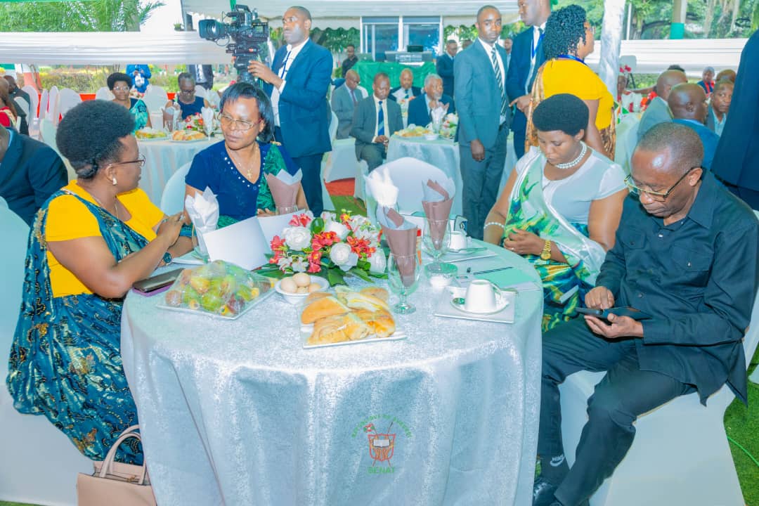 Burundi_senat's tweet photo. #Burundi: Le Président du @Burundi_senat, Très Honorable Gervais NDIRAKOBUCA, accompagné de ses deux Vice-présidents, prend part aux cérémonies du 'National Prayer Breakfast 2026', 17ème Edition qui se déroulent au Palais des congrès de #Kigobe. Ces cérémonies rehaussées par la présence du Président de la République du #Burundi, S.E @GeneralNeva en compagnie de son épouse, sont organisées sous le thème: ''C'est aussi pour cela que vous payez les impôts. Car les magistrats sont des ministres de Dieu entièrement appliqués à cette fonction."

Participent aussi à ces cérémonies, le Président de @nshingamateka, le Vice-Président de la République du #Burundi, le 1er Ministre, les anciens Chefs d'Etat, les invités de marque ainsi que certains hauts cadres de différentes Institutions.