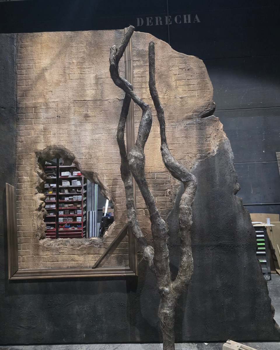 TeatroEspanol's tweet photo. La escenografía de #Malquerida❤️🔥diseñada por Mambo Decorados, se convierte en un elemento narrativo esencial que acompaña y potencia la visión escénica de Natalia Menéndez.
🎭 Producción: Producciones Off
📸 María / Javier Naval
👉 Entradas agotadas para todas las funciones. https://t.co/GyjDEYa3v1