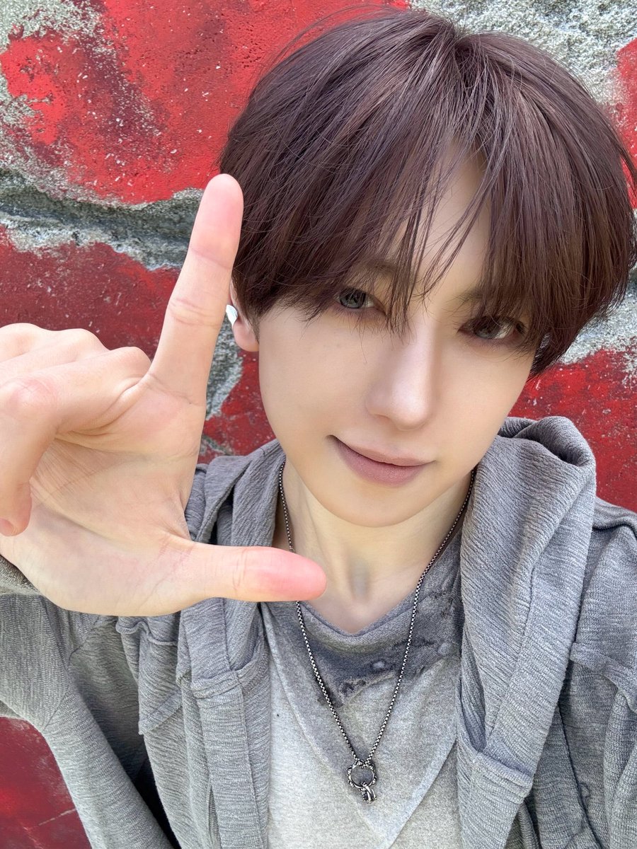 fumacomplex's tweet photo. 260414 위버스 포스트 #후마 

始まりを告げるsign___✍️ https://t.co/WErjzJlKIy