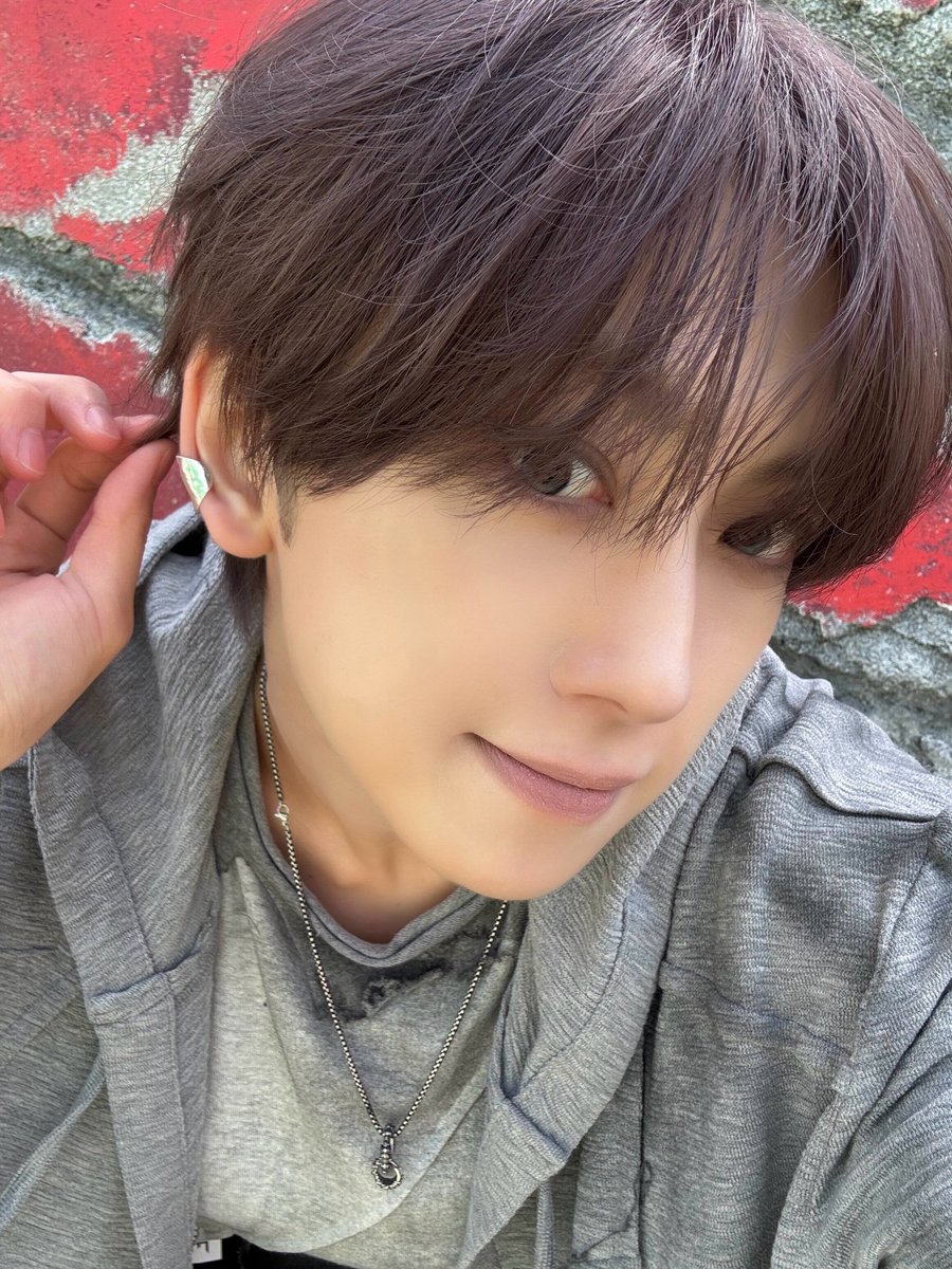 fumacomplex's tweet photo. 260414 위버스 포스트 #후마 

始まりを告げるsign___✍️ https://t.co/WErjzJlKIy