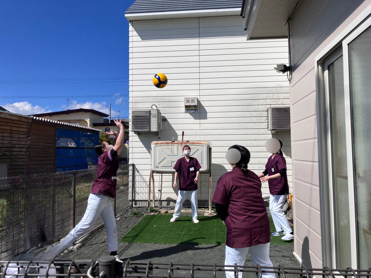昼休みにスタッフがバレーボールをしていました☺️