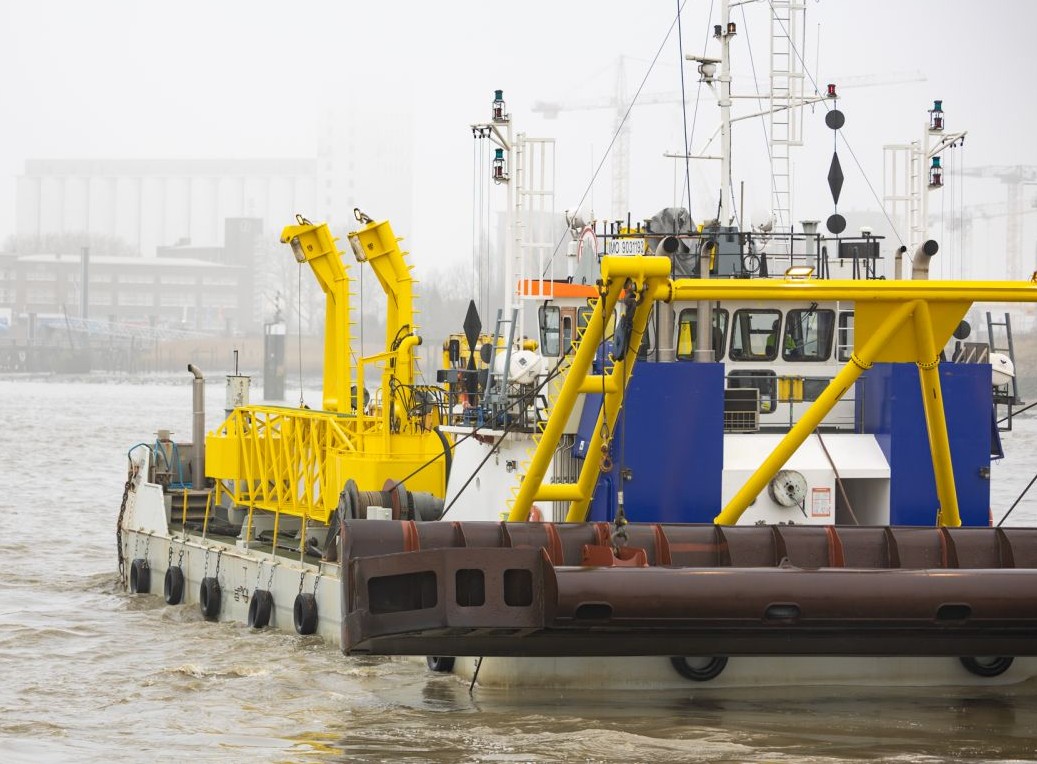 DredgingToday's tweet image. #Oilspill in Deurganckdock, #JanDeNul deploys sweep #dredging vessel Pieter Coecke

dredgingtoday.com/2026/04/14/oil…