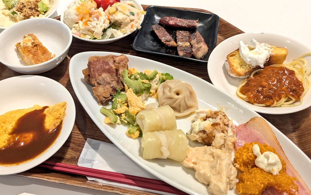 今回泊まったザ・ビーチタワー
朝食が良すぎて困る
沖縄郷土料理にそばにタコスやステーキ
そしてビール飲み放題＆ブルーシールのアイスコーナー🍨
朝食で沖縄料理満足してしまって中日の夕食イタリアンに入ってしまったわ🤣