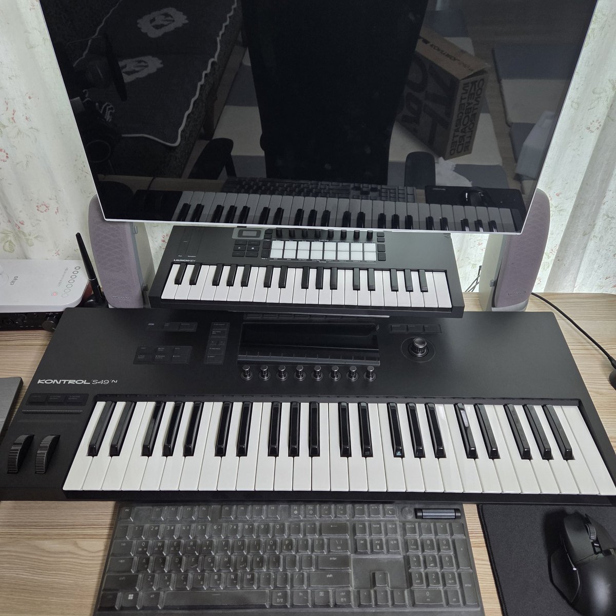 kurotan_music's tweet image. 작업 환경 재단장 완료!

아래의 NI S61 MK3는 작업하면서 귀하고 눈호강용, 위의 런치키 MK4 미니는 비트메이킹용.

나중에 돈 좀 더 모아서 Komplete Kontrol S61 MK3로 바꾸고 싶다...

#작업실 #nativeinstruments #kompletekontrol #novation #launchkeymini