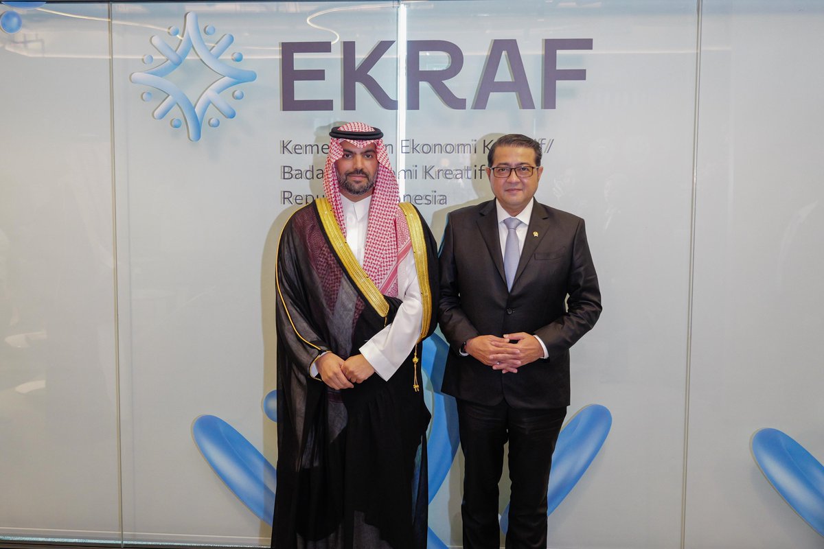 BadrFAlSaud's tweet photo. ناقشت ومعالي وزير الاقتصاد الابداعي بجمهورية إندونيسيا تيكو رفقي هارشا التعاون لتعزيز الابتكار والاستدامة في الاقتصاد الإبداعي بين  🇸🇦 و 🇮🇩  . 
#رؤية_السعودية_2030 https://t.co/eZICVC8XRJ