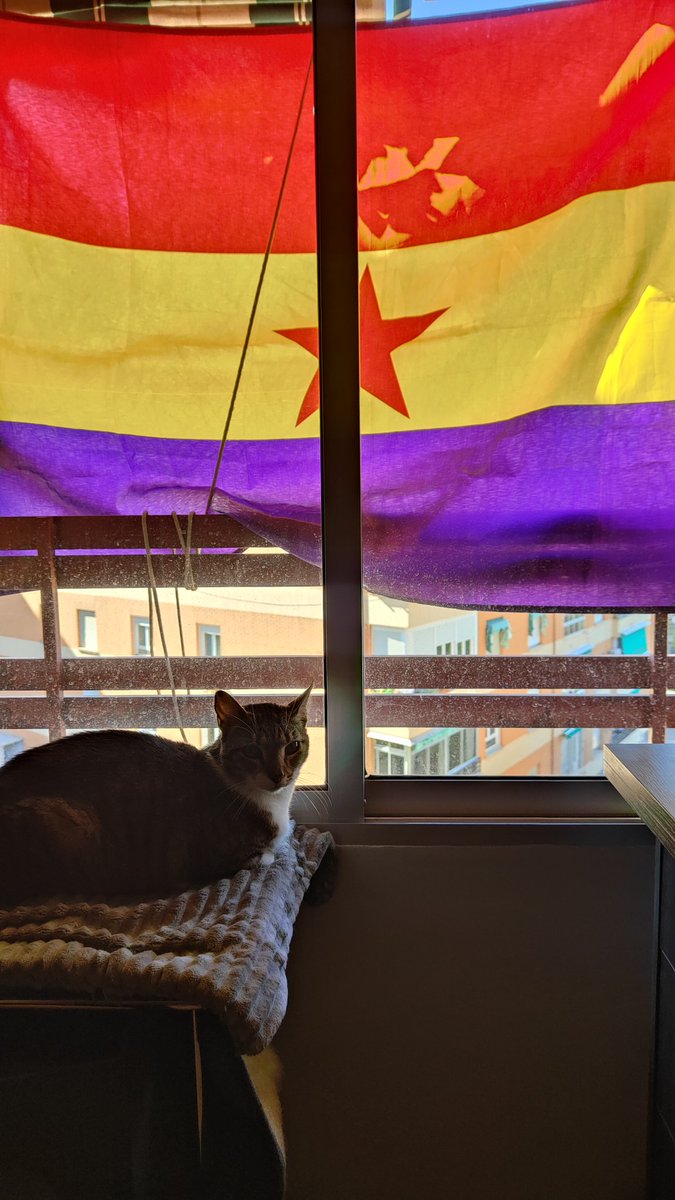 La gata marxista-leninista os desea:
Salud y república socialista