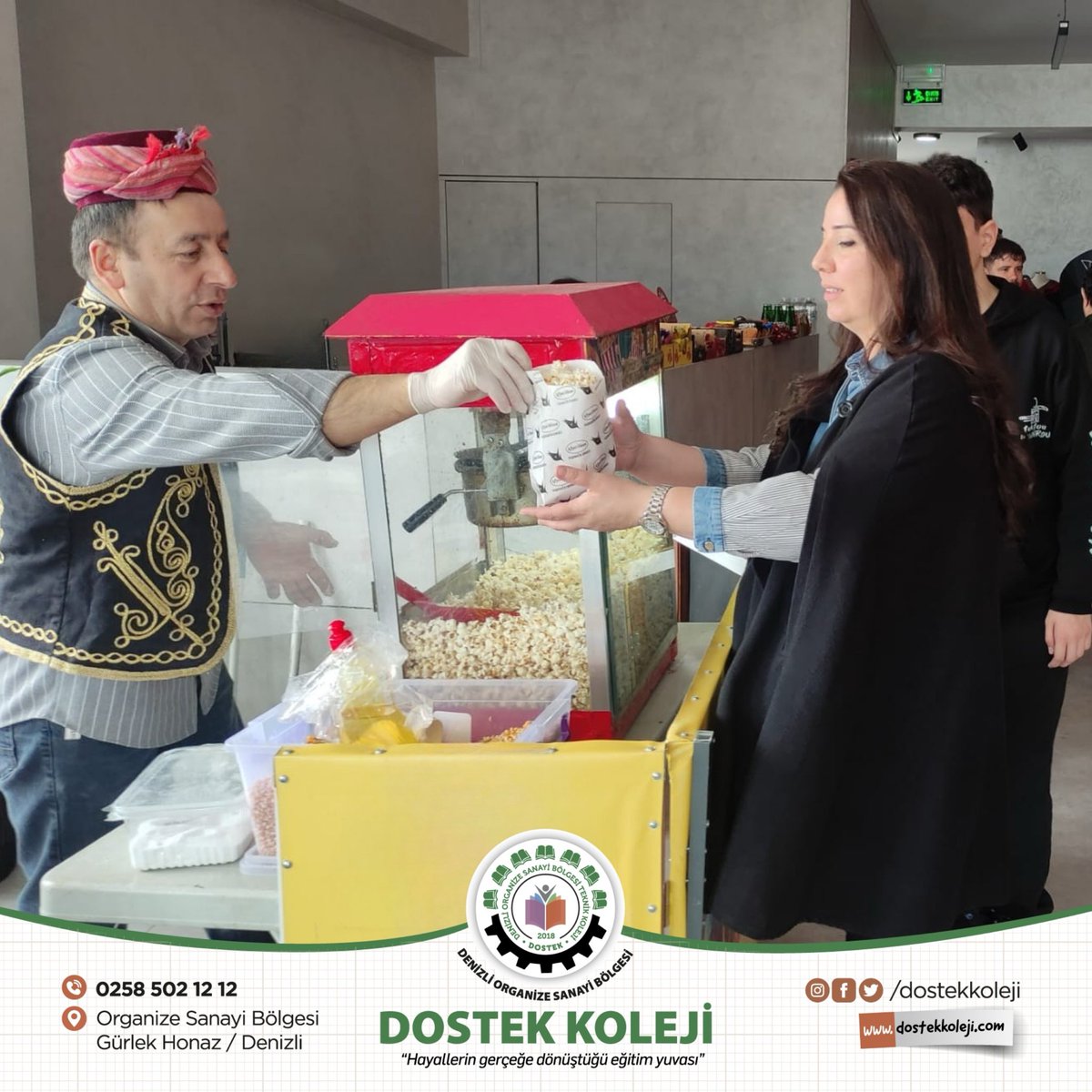 Okul-veli-öğrenci kaynaşmasını güçlendirmek amacıyla hayata geçirdiğimiz "DOSTEK Koleji Sinema Günleri" etkinliğimizin ilkini, öğrencilerimiz ve kıymetli velilerimizin katılımıyla Konferans Salonumuzda gerçekleştirdik.