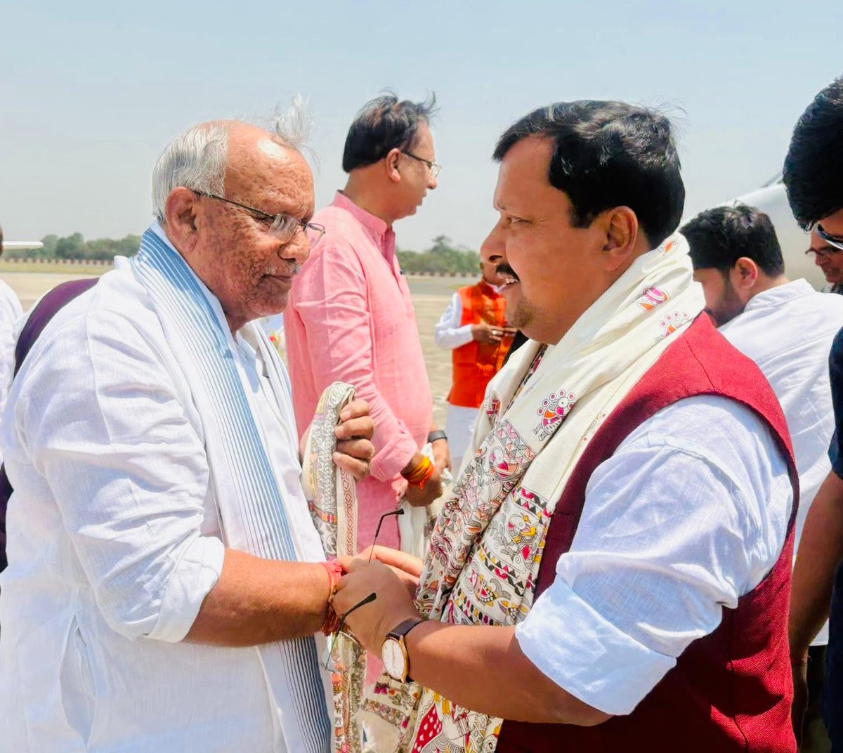 tarkishorepd's tweet image. स्वागतम! 💐

पटना एयरपोर्ट के स्टेट हैंगर पर भाजपा के राष्ट्रीय अध्यक्ष श्री नितिन नबीन जी का स्वागत किया।  राष्ट्रीय नेतृत्व के मार्गदर्शन में बिहार भाजपा का प्रत्येक कार्यकर्ता राज्य की प्रगति और संगठन के विस्तार हेतु नई ऊर्जा के साथ समर्पित है।

​#BJPFamily #Bihar #Development