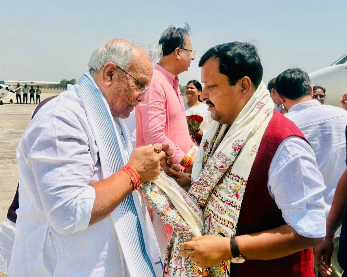 tarkishorepd's tweet image. स्वागतम! 💐

पटना एयरपोर्ट के स्टेट हैंगर पर भाजपा के राष्ट्रीय अध्यक्ष श्री नितिन नबीन जी का स्वागत किया।  राष्ट्रीय नेतृत्व के मार्गदर्शन में बिहार भाजपा का प्रत्येक कार्यकर्ता राज्य की प्रगति और संगठन के विस्तार हेतु नई ऊर्जा के साथ समर्पित है।

​#BJPFamily #Bihar #Development