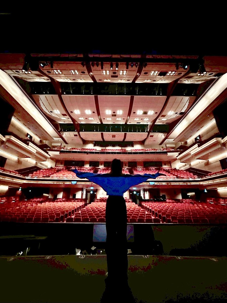 ruumi_nagina's tweet photo. 無事、博多座公演も全日程終えることが出来ました。
ご来場下さいましたお客様、
温かく迎えて下さいました福岡の皆様、
本当に有難うございました。

長年の夢であった、
博多座の舞台に立つ事が出来、
博多の皆様の温かさに触れ、
美味しいお食事でエネルギーチャージをし、
豊かな自然でリフレッシュをし、
愛するカンパニーの皆様とそれらを共有し、
幸せな日々を過ごす事が出来ました。

千穐楽は、
実はまだ頂いていなかった、王道の豚骨ラーメンへ！
からの博多座大階段で記念撮影。
最後まで満喫しました。

暫しお休みを頂き、最終地、名古屋に向けていざ出陣！！
御園座大千穐楽までよろしくお願いいたします。

#レイディベス
#手島章斗　さん
#飯作雄太郎　さん
#凪七瑠海
#博多座
#後ろ髪引かれる
#また戻ってきます