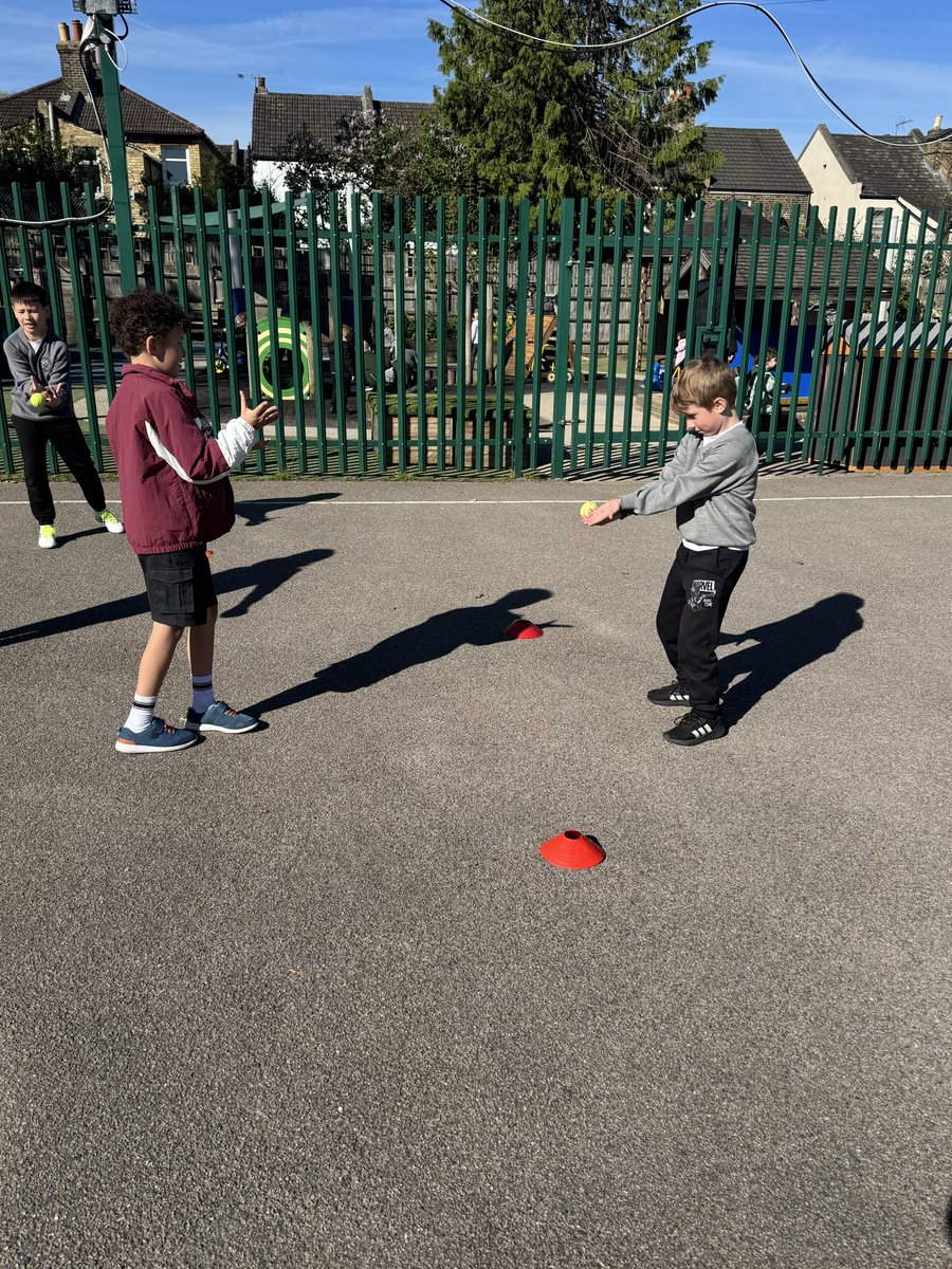 ManorParkSchSM1's tweet photo. Year 3 have had a fantastic time practising their cricket fielding skills with @SurreyCricketFd this morning! We practised our under arm and over arm throwing, as well as catching in the sunshine! #MPPAPhysicalEd https://t.co/56sA0edqEh