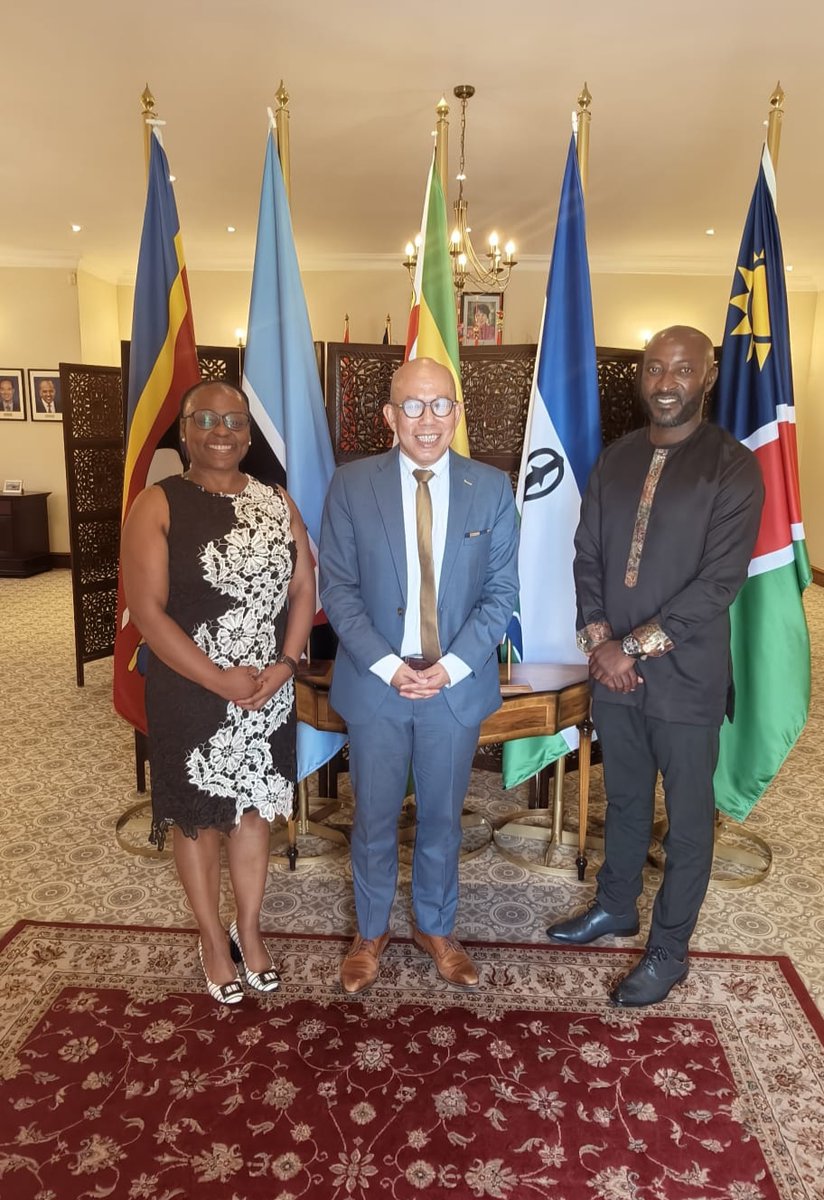 AlkebulanAwards's tweet image. AIIA Co-founders GN Tebo &amp;amp; Linda Ben met with H.E. Zainal Arif Mantaha, High Commissioner of Singapore 🇸🇬 to South Africa 🇿🇦. Focus: advancing AIIA projects &amp;amp; strengthening ties with migrant communities via embassies. #AIIA #Diplomacy #Migration @MFAsg