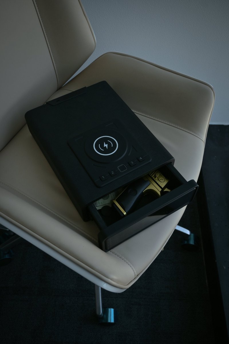 ORARAER's tweet image. What defines the ORARAER Smart Station? Essentials without compromise.
The ORARAER combines fast biometric access, precision steel construction, and integrated charging features.
Smart security. Built for everyday readiness.
#oraraer #smartsafe #gunsafe #homesecurity #smartliving