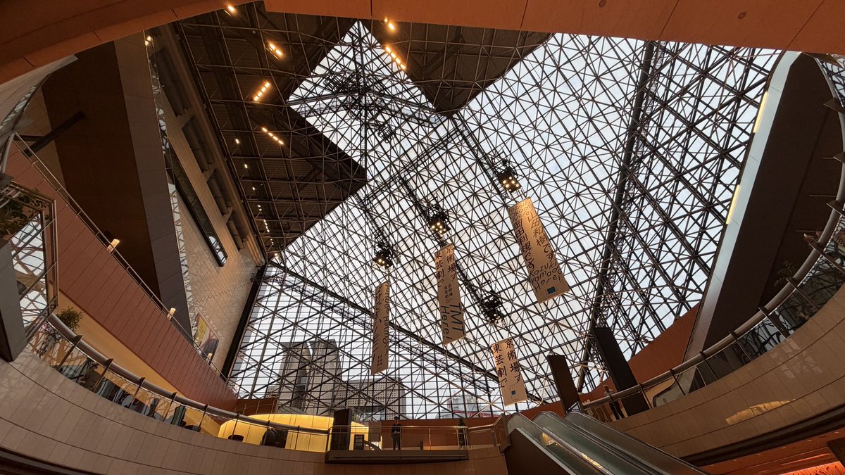 Freddie池畑 ミェーノーリャ・ラウラヤット指揮者 tweet media