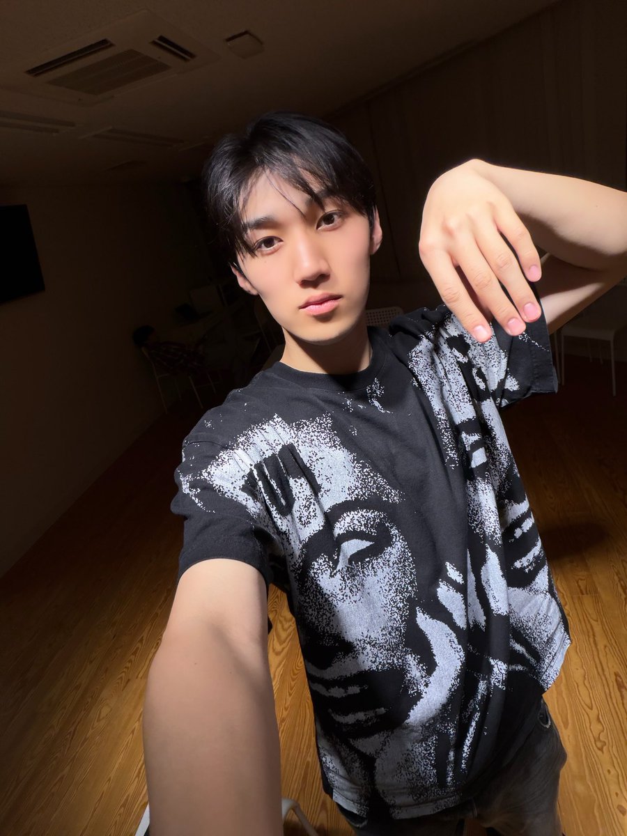 wildblue_ykme's tweet image. [NAOYA]

Youのダンプラで登場した怖いTシャツ。
後ろは幽霊じゃないよ？

#WILDBLUE #鈴川直弥 #NAOYA #山下幸輝 #COKI