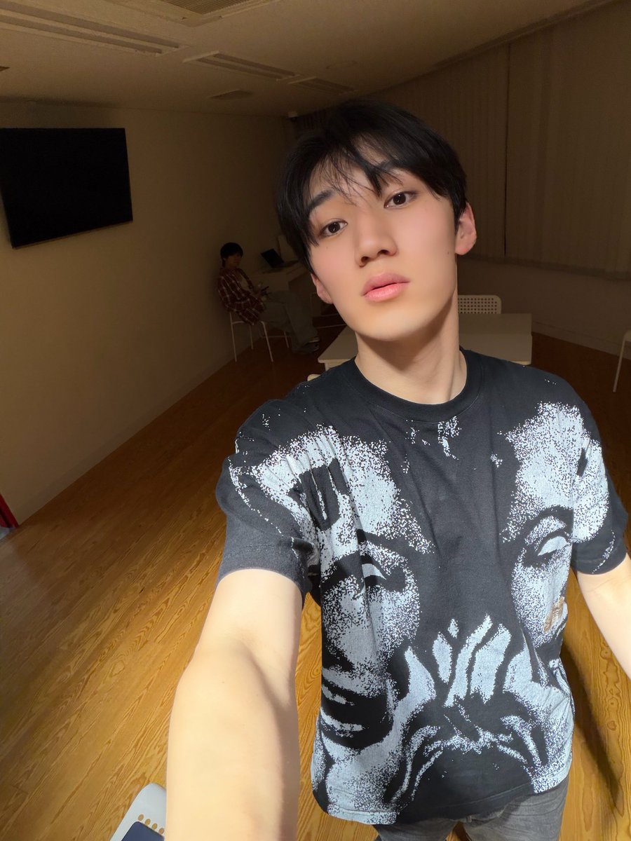 wildblue_ykme's tweet image. [NAOYA]

Youのダンプラで登場した怖いTシャツ。
後ろは幽霊じゃないよ？

#WILDBLUE #鈴川直弥 #NAOYA #山下幸輝 #COKI