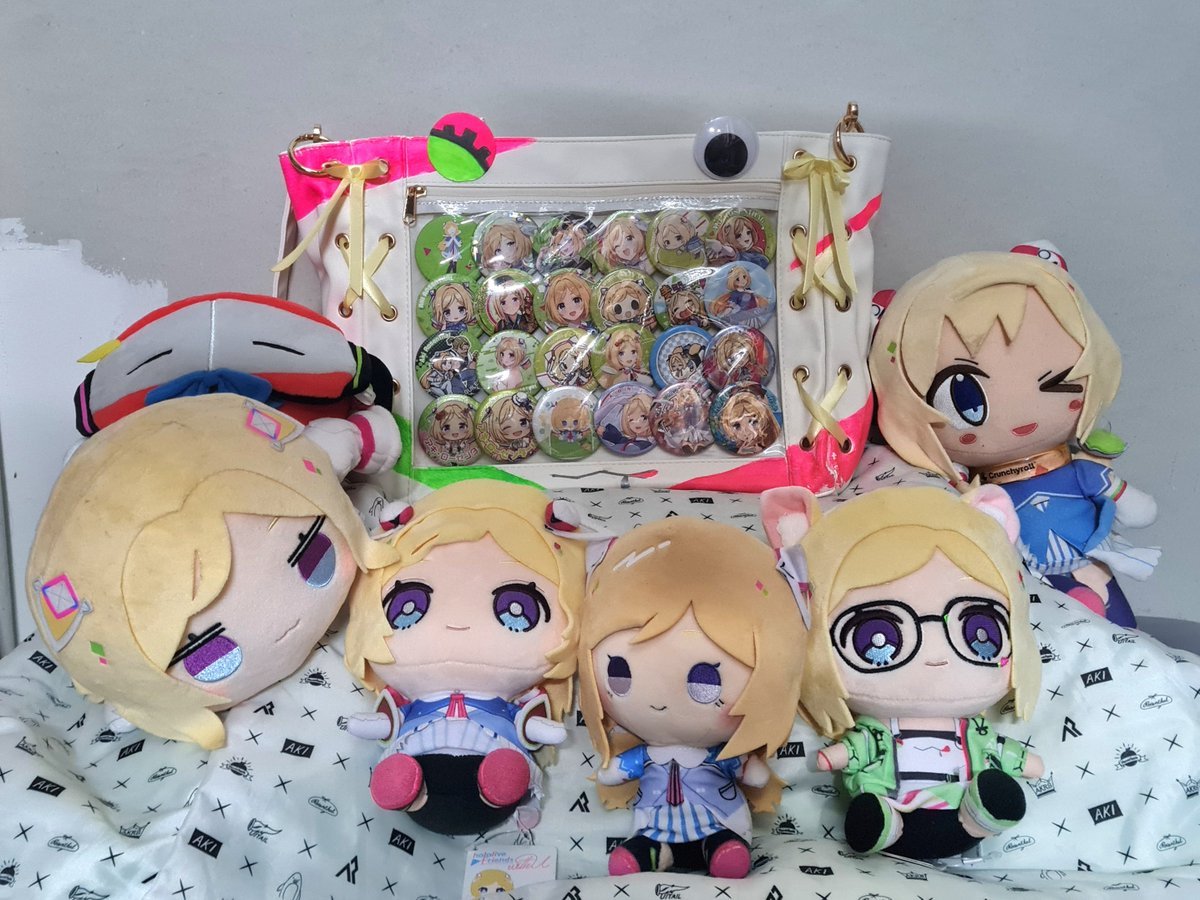 bbc_ismyname's tweet photo. In light of Aki's recent DoZ streams, I decided to fully present a finished passion project of mine:
My AkiRose Gaming Outfit-inspired hand-painted neon green/pink itabag!

I did bring this to Fes, however there were some duplicate badges - my vision was to have 24 unique badges without duplicates. Now though, I finally found 24 different Aki badges to complete the itabag! I laid the badges out to create a gradient🙏

I hope the Rosetai and Aki like my itabag! I'm so proud of it and I can't wait to represent Aki at every convention I go to!!!
WORLDWIDE ROSETAI!!
❤️🍎❤️🍎❤️🍎❤️

#ロゼ隊 #アキロゼ #アロ絵 #アキロゼみてね