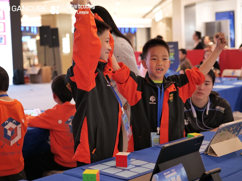 wuxistory325's tweet image. 【#ProdigyAlert】🔥 7-year-old Zong Yuze from Wuxi set a new record at the CCA Rubik's Cube competition! 3.36 seconds to solve the 3x3, breaking the China record. He's been solving cubes for just 2 years! Think you could beat him? #RubiksCube #Wuxi #YoungGenius