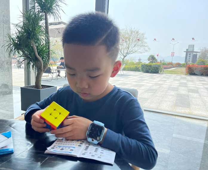 wuxistory325's tweet image. 【#ProdigyAlert】🔥 7-year-old Zong Yuze from Wuxi set a new record at the CCA Rubik's Cube competition! 3.36 seconds to solve the 3x3, breaking the China record. He's been solving cubes for just 2 years! Think you could beat him? #RubiksCube #Wuxi #YoungGenius