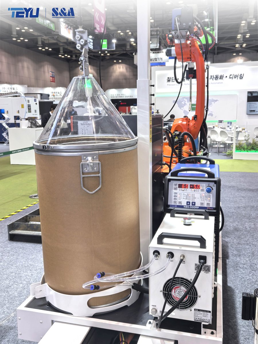 teyuchiller's tweet image. 🔥 Day 2 at #SIMTOS2026.
We made the most of today’s show by holding in-depth discussions with visitors on #coolingsolutions for #CNCmachining, #laser processing, and high-precision applications. Many exhibitors are using TEYU #chillers to cool their demonstration equipment.❄️