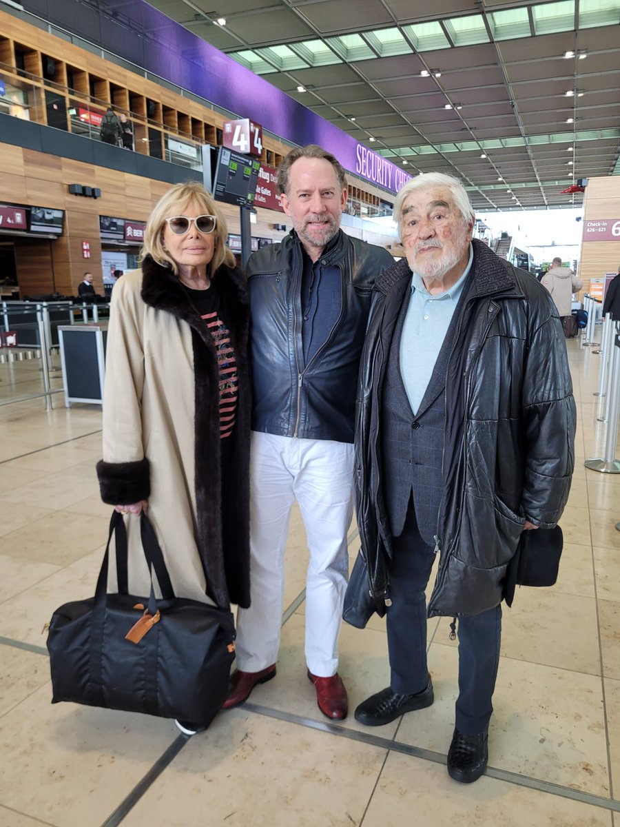 MSimondeNormier's tweet image. Es gibt noch eine schöne Erinnerung zu diesem Schnappschuss: Die Berlinale 2024 markiert, leider die letzte Begegnung zwischen dem lieben Mario und mir, dem Michael, so hießen wir uns uns mit Vornamen, beim #oldschool respektvollen "Sie". 
Den Vorabend der Festspiele, unserer