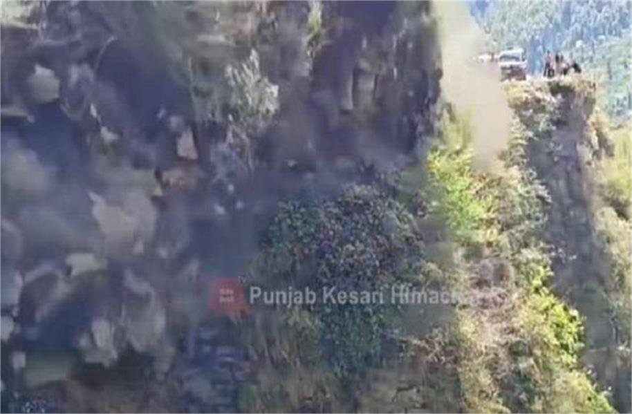 himachalkesari's tweet image. चंबा में भयानक लैंडस्लाइड, ताश के पत्तों की तरह दरक गई पहाड़ी, रोंगटे खड़े कर देगा वीडियो
himachal.punjabkesari.in/himachal-prade…
#Himachal #Chamba