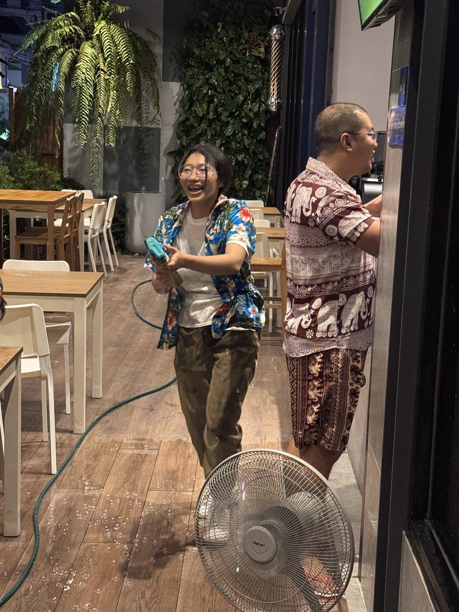GaRuRusoi20's tweet photo. ソンクランー２日目！

ガルルも店先、テラスでスタッフがはしゃいでます！

水掛けでのご利用もよし！

店内で静かに外を見守るのもよし！

です！お待ちしております。 https://t.co/vfZQNEsyyq