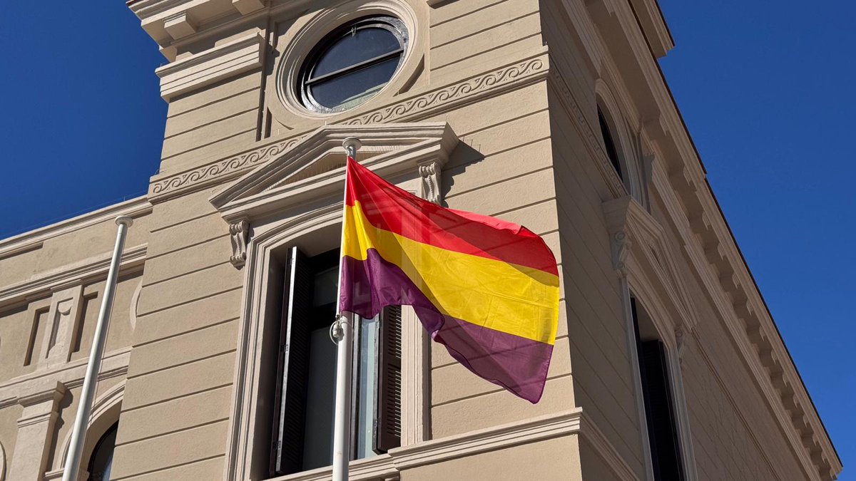 Avui es commemora el 95è aniversari de la proclamació de la Segona República i, per acord de la Junta de Portaveus, oneja la bandera republicana a l'Ajuntament de #Sabadell

#DiaRepública #MemòriaDemocràtica #14Abril