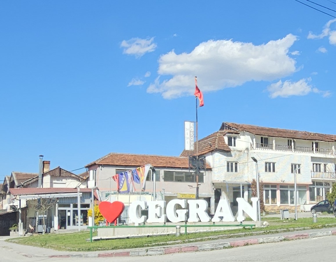 Кој сака да ме тепа, пред лендмаркот  ❤️ ÇEGRAN  сум