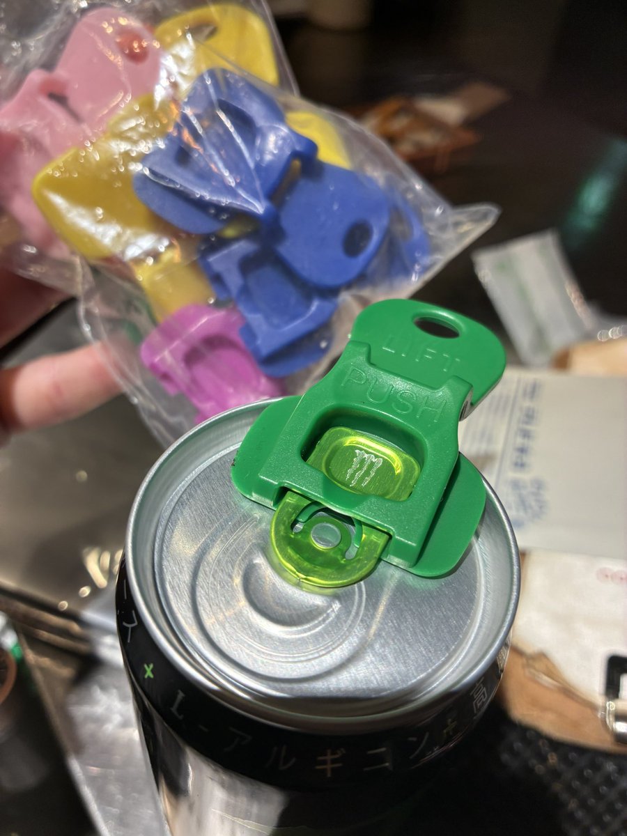 Takumi_ICHI's tweet image. モンスターをよく飲む皆さまへ。

間違えたりしないように色付きタグ買いました。使ってください。

#BackStage #府内BackStage