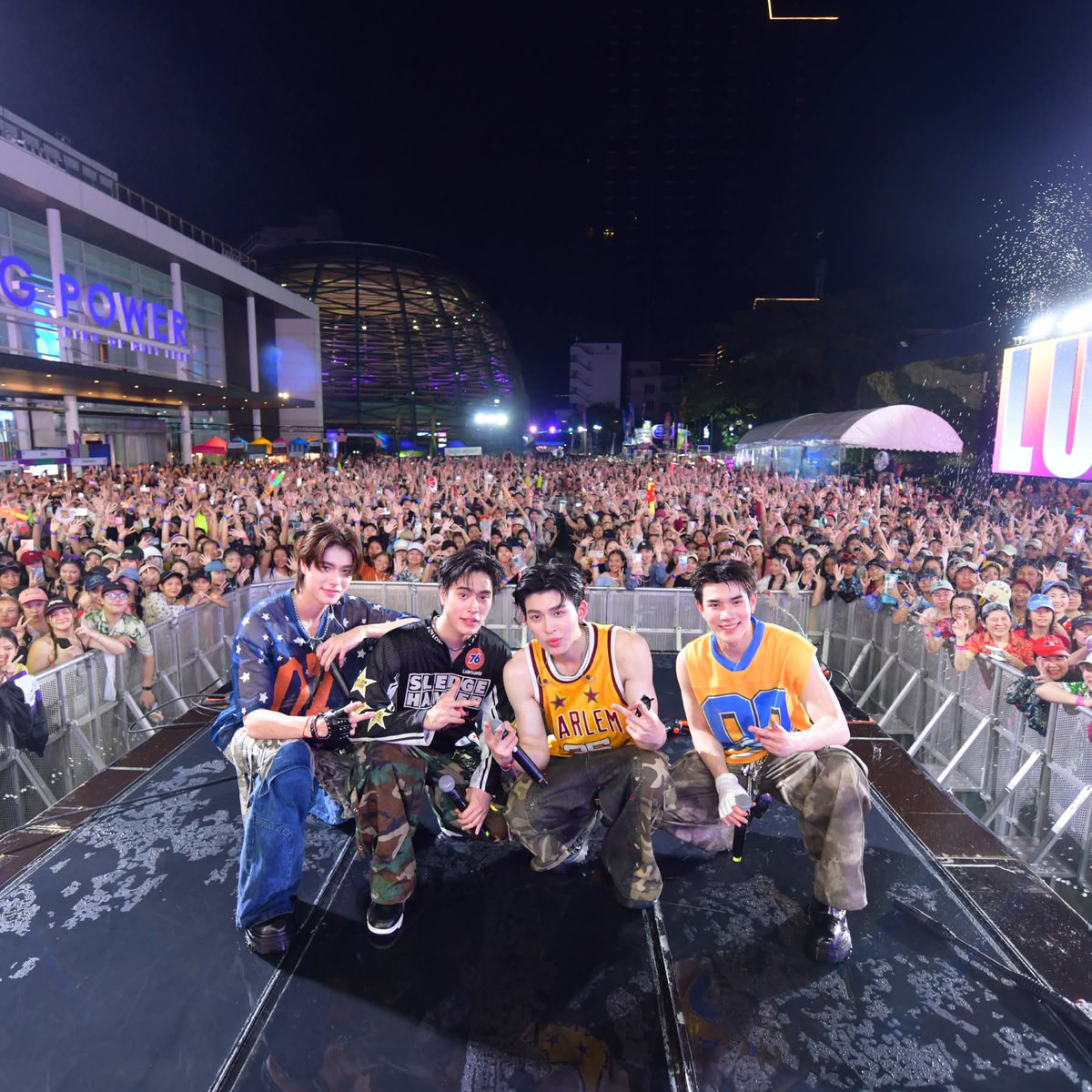 EverydaynewsTH's tweet image. "เจมีไนน์-โฟร์ท" ในงานอภิมหา สงกรานต์รางน้ำ THE JOY OF THAI ตะลุยสุขสนุกไทย

GEMINIFOURTH SONGKRAN KPW
#KingPowerSongkran2026
#อภิมหาสงกรานต์รางน้ำ
#GeminiFourth 
#Gemini_NT
#Fourthnattawat