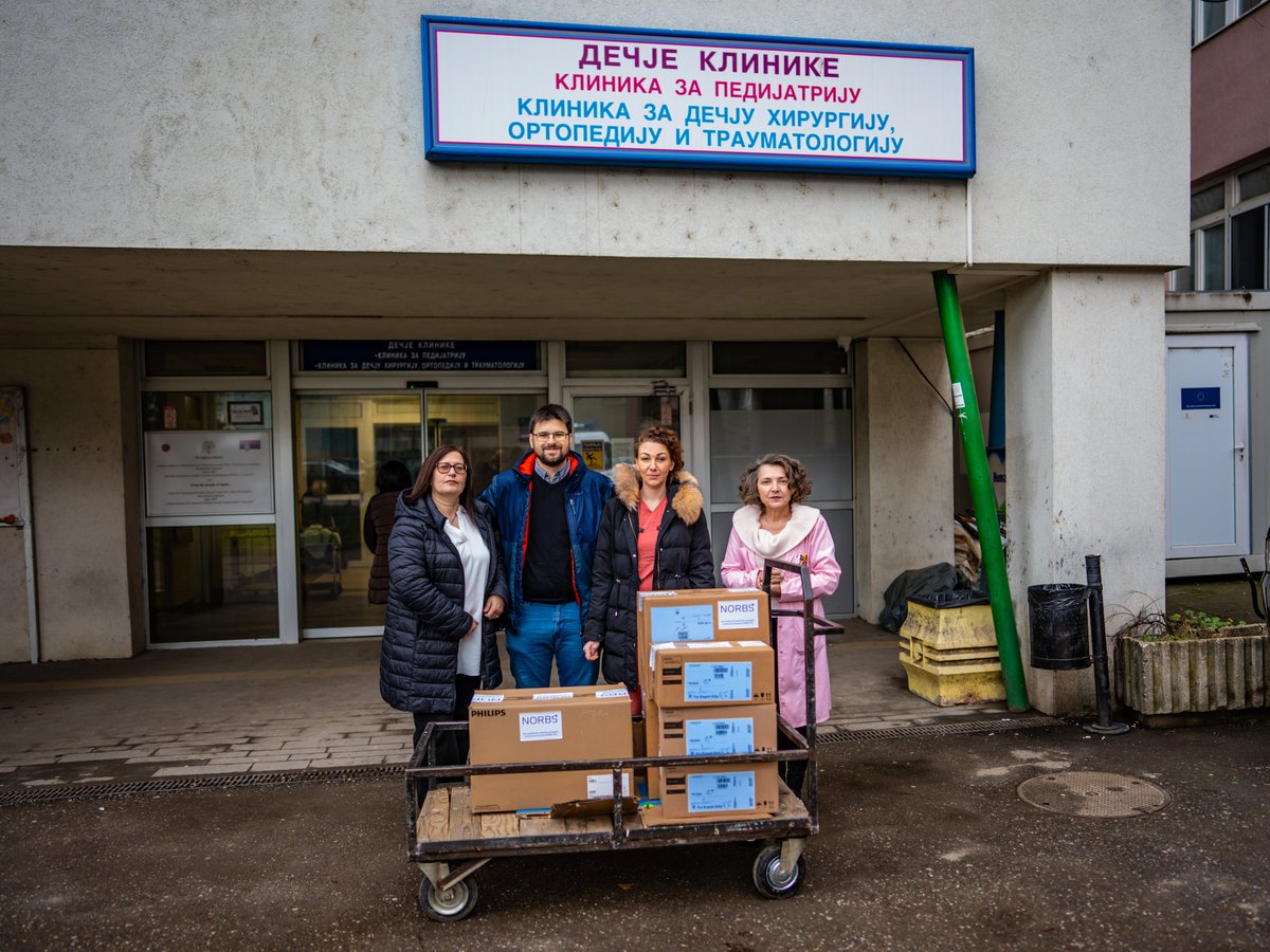 NorbsPlus's tweet photo. Fondacija #NORBSplus donirala je Klinici za pedijatriju UKC Niš medicinsko-tehnička pomagala za unapređenje uslova lečenja dece sa retkim bolestima. 

Podrška zdravstvenim ustanovama znači sigurniju negu za pacijente i dugoročnu podršku porodicama

#retkebolesti #zajednozaretke https://t.co/978VMKqxUI