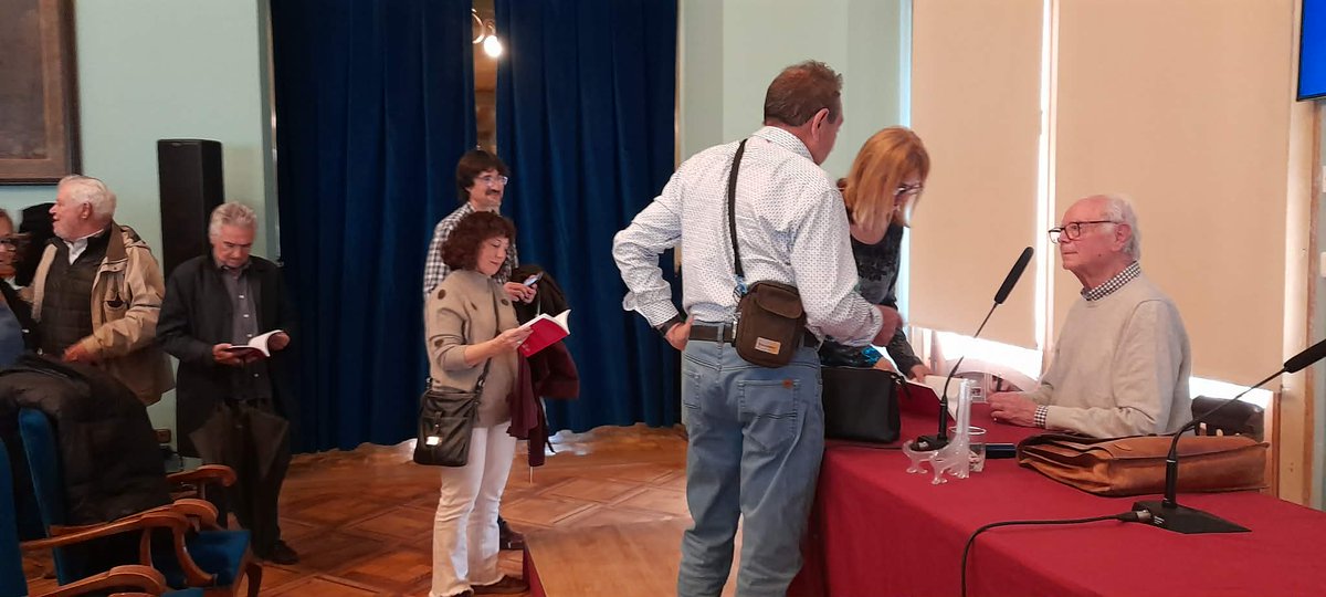 LibrosdelInnomb's tweet photo. El pasado domingo, 12 de abril, en el Casino de Huesca Francisco Ferrer Lerín, junto al profesor Antonio Viñuales, presentó APUD. Textos críticos sobre Arte Casual en la obra de Ferrer Lerín.
#LibrosDelInnombrable #ArteCasual #FerrerLerin #LiteraturaEspañola #Apud #Vanguardia https://t.co/sv8AXIXRZi