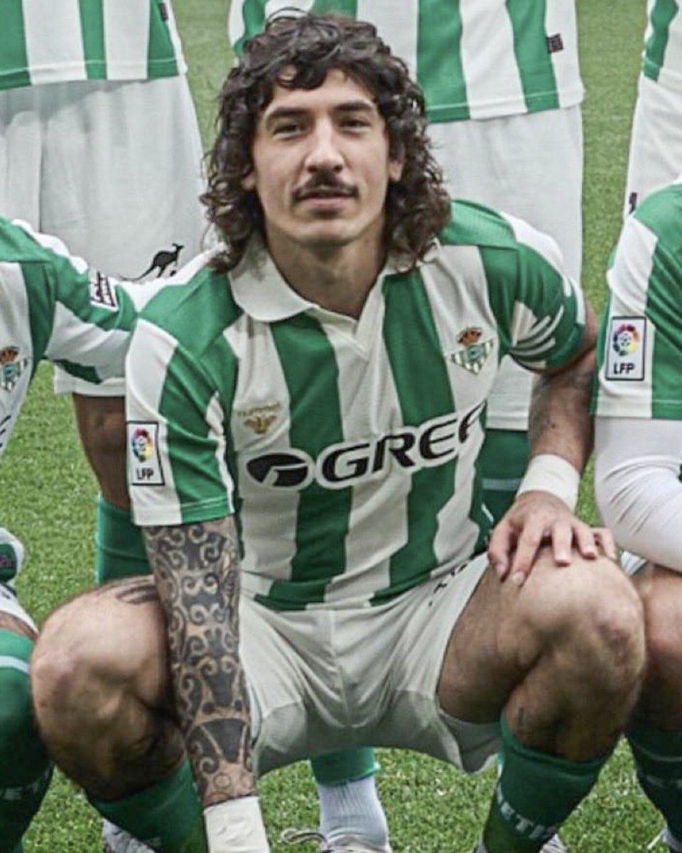 ArsenalTvnews's tweet image. 😂🔥💚 Retro weekend really brought out the best in Héctor Bellerín!
From the kit to the vibe… man looked like he walked straight out of the 80s and owned it 😮‍🔥
Some players wear retro… Bellerín lives it. 👀⚽ #LaLiga #RetroWeekend
