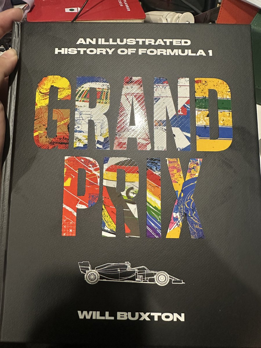 BookBukkuBuch's tweet image. งานหนังสือที่ผ่านมาได้ซื้อเล่มนี้มา เพิ่งลองเปิดดู กุลืมอ่านหน้าปกว่าเป็น illustrated คือพวกรูปต่างๆในอดีตก็วาดใหม่หมด (ก็ประหยัดค่าลิขสิทธิ์ภาพดี) ให้ประกอบการตัดสินใจถ้าเป็นแม่ชาล 55555