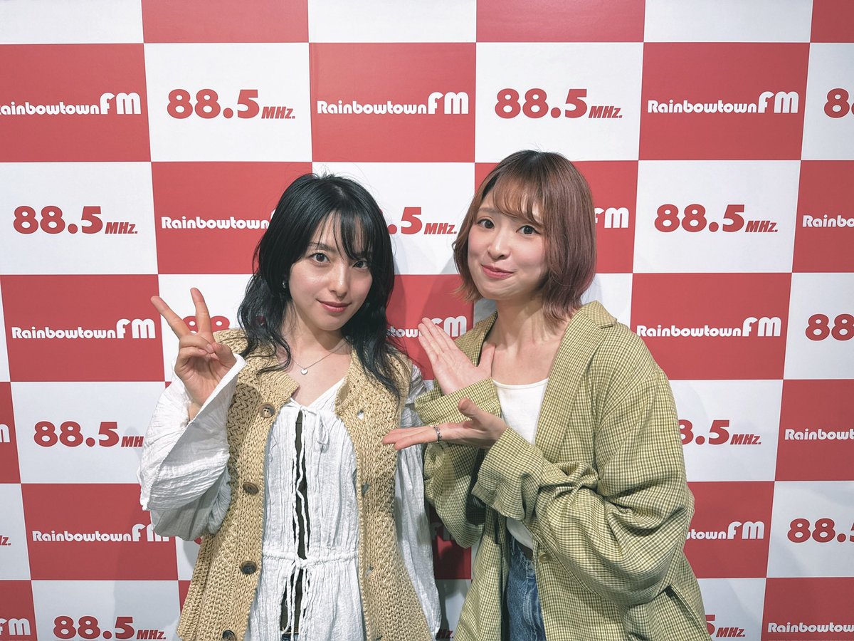 HarusanFlower's tweet photo. \ 出演情報🎧 /
なんと3度目となります！🙇‍♀️✨
レインボータウンFM
「Friday Hit☆Magic」の中の『The Soundtracks』のコーナーに出演させていただきます。♩

そしてそして今回は！！
はるちゃんMCのなんとまりちゃん(安川摩吏紗さん)ゲストトーク回となっております！👏まりちゃんにとっての音楽のお話、私たちにとって音楽のお話、詰まってます。今回はまりちゃんが2曲、私が1曲選曲もしております。🍃ぜひ聞いてください。ᐧ༚̮ᐧ

レインボータウンFM
「Friday Hit☆Magic」
●放送日●
5月1日(金)20:30~
https://t.co/508usYOPPk

●視聴方法●
https://t.co/aQgZ2GgO9b