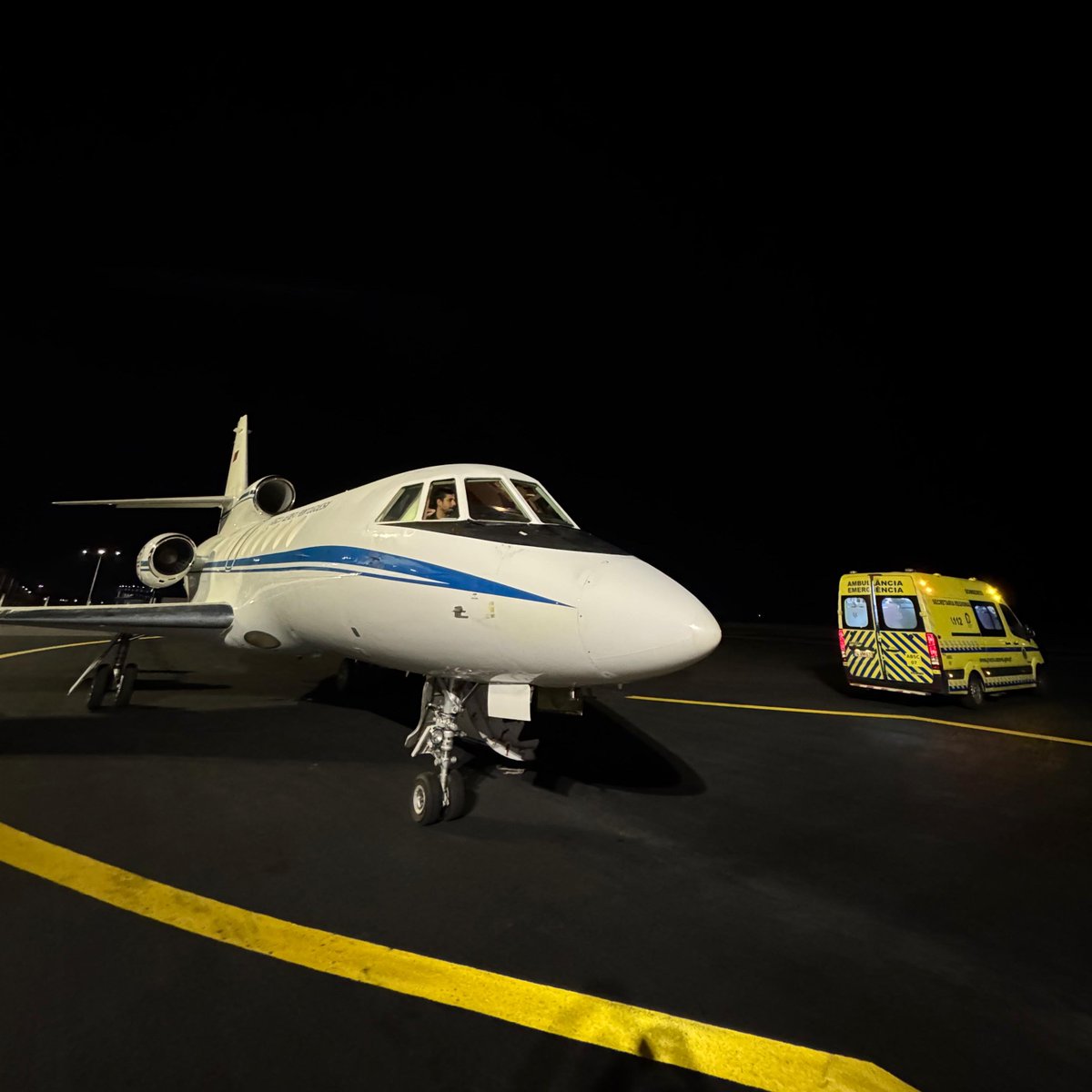 fap_pt's tweet photo. Um doente a necessitar de cuidados médicos urgentes foi ontem transportado pela #ForçaAérea dos #Açores, para o continente.

Para a missão foi empenhada uma aeronave #Falcon50, da Esquadra 504 - "Linces".

A voar protegemos!

#TransporteAéreo #MEDEVAC https://t.co/Ud2TbK6gYs