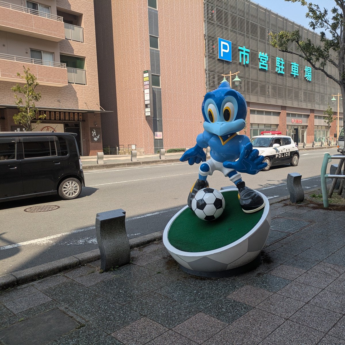apinystorefan's tweet photo. 磐田にあったあれこれ

J2サッカーチーム、ジュビロ磐田が磐田にあるため、駅前にはマスコットキャラクターがあるぐらいサッカー熱気がすごい
また、同じく駅前には遠州の発展に携わった日本郵便制度の父である前島密の銅像が置いてあり、市民から愛されている https://t.co/V7fBRpkbjS