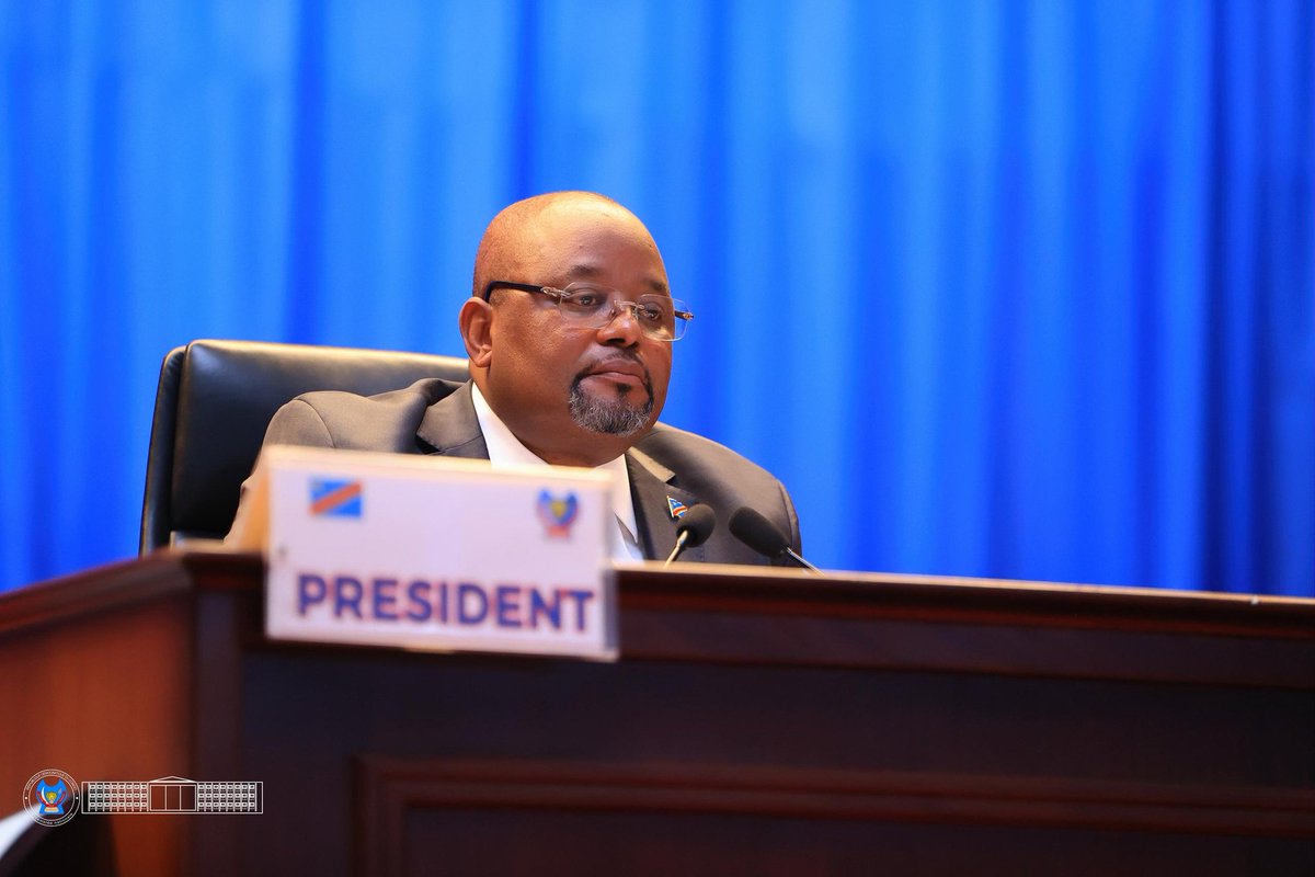 mulikuza_jordan's tweet photo. ‼️🔴‼️#Assemblée_nationale : les projets de loi  sur les accords #RDC_USA et #RDC_Rwanda déclarés recevables.

L’Assemblée nationale a déclaré recevable, deux projets de loi majeurs à savoir: le projet de loi portant la #ratification de l’accord de partenariat stratégique signé entre la République Démocratique du Congo et les États-Unis d’Amérique, ainsi que l’accord de paix signé entre  la #RDC et #Rwanda.
C’était au cours de sa séance plénière de ce lundi 13/04/2026, présidée par le Président, l’Honorable #Aimé_BOJI_SANGARA.

Présenté par la ministre des Affaires étrangères, #Thérèse_Kayikwamba Wagner, l’accord RDC–États-Unis établit un partenariat stratégique dans des secteurs clés tels que les minéraux critiques, l’énergie, les infrastructures et la sécurité. Il prévoit un cadre de coopération structuré avec des mécanismes conjoints de suivi, tout en garantissant le respect de la souveraineté nationale.

Le second texte porte sur l’accord de paix conclu le 27 juin 2025 entre la RDC et le Rwanda. Il vise la cessation des hostilités, le respect de l’intégrité territoriale, le désengagement des forces et la mise en place d’un mécanisme conjoint de coordination sécuritaire, en vue d’une stabilité durable dans la région.

Au cours des débats, plusieurs députés ont insisté sur la nécessité de transparence, de vigilance parlementaire et du respect strict des engagements, notamment par la partie rwandaise. Une motion mettant fin au débat a été adoptée, permettant de passer au vote.

Les deux textes ont été approuvés à une large majorité de 346 voix pour, 7 contre et 2 abstentions sur 355 votants.

Par ailleurs, les députés ont également adopté la prorogation de l’état de siège dans l’Est du pays, afin de renforcer la protection des populations civiles.

En marge des matières législatives, le rapport sur la gestion financière de l’Assemblée nationale a été présenté à huis clos.