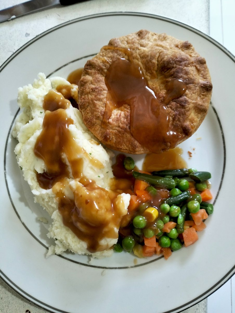james1967f2000's tweet image. Steak &amp;amp; kidney pie, mashed potato &amp;amp; veg. 👍
#pie