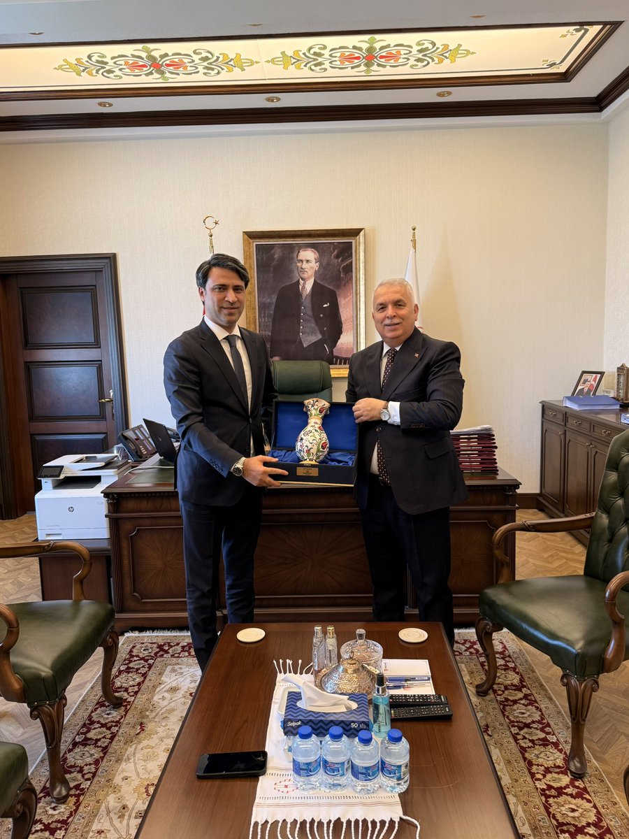 Trabzon Valiliği görevinden sonra İçişleri Bakanlığı Personel Genel Müdürü olarak atanan değerli büyüğüm Sayın Aziz Yıldırım’ı makamında ziyaret ettim.

Nazik ev sahipliği için kendisine teşekkür ediyor, yeni görevinde başarılar diliyorum.