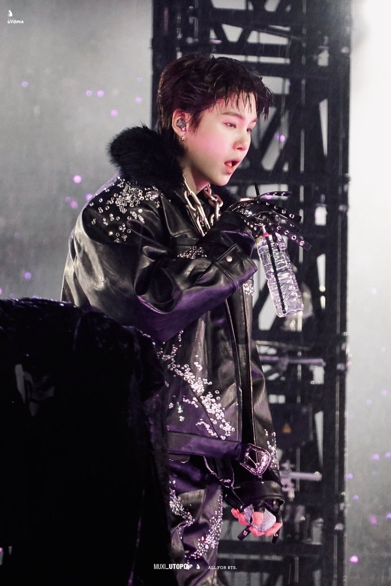 _suga_loveme's tweet photo. 개쎈 의상을 입어도 얼굴에서 아기 얼굴이 나옴 https://t.co/GZkAJANkaw