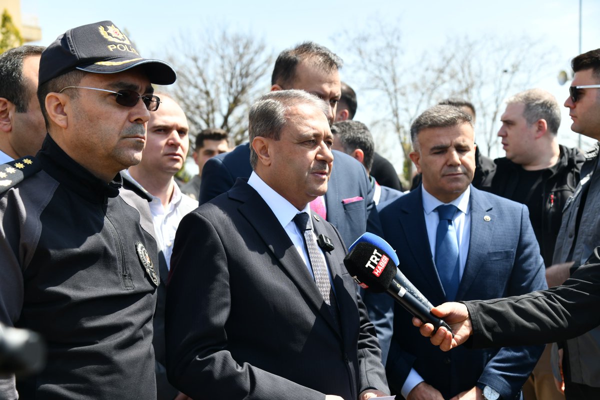 hasansildak's tweet photo. Bugün saat 09.30 sularında Siverek ilçemizde bulunan Ahmet Koyuncu Mesleki ve Teknik Anadolu Lisesinde okulun eski öğrencisi olan 2007 doğumlu Ö.K. adlı kişi tarafından gerçekleştirilen silahlı saldırı sonucunda maalesef 10 öğrencimiz, 4 öğretmenimiz, 1 polis memurumuz ve 1 kantin işletmecisi vatandaşımız olmak üzere 16 kişi yaralanmıştır.

5 yaralımızın durumunun orta derecede riskli olarak değerlendirilmesi üzerine 
İl merkezindeki hastanelere sevki gerçekleştirilmiştir.

Pompalı silah ile hedef gözetmeksizin ateş ederek saldırıyı gerçekleştiren fail okulun içerisinde aynı silahı kullanarak intihar etmiştir.

Olayın aydınlatılması için başlatılan adli soruşturmanın yanı sıra olayın nedenlerinin bütün yönleriyle açığa kavuşturulması amacıyla kapsamlı olarak idari soruşturma başlatılmıştır.

Yaralılarımıza acil şifalar diliyor, eğitim camiamıza ve bütün vatandaşlarımıza geçmiş olsun dileklerimi iletiyorum.