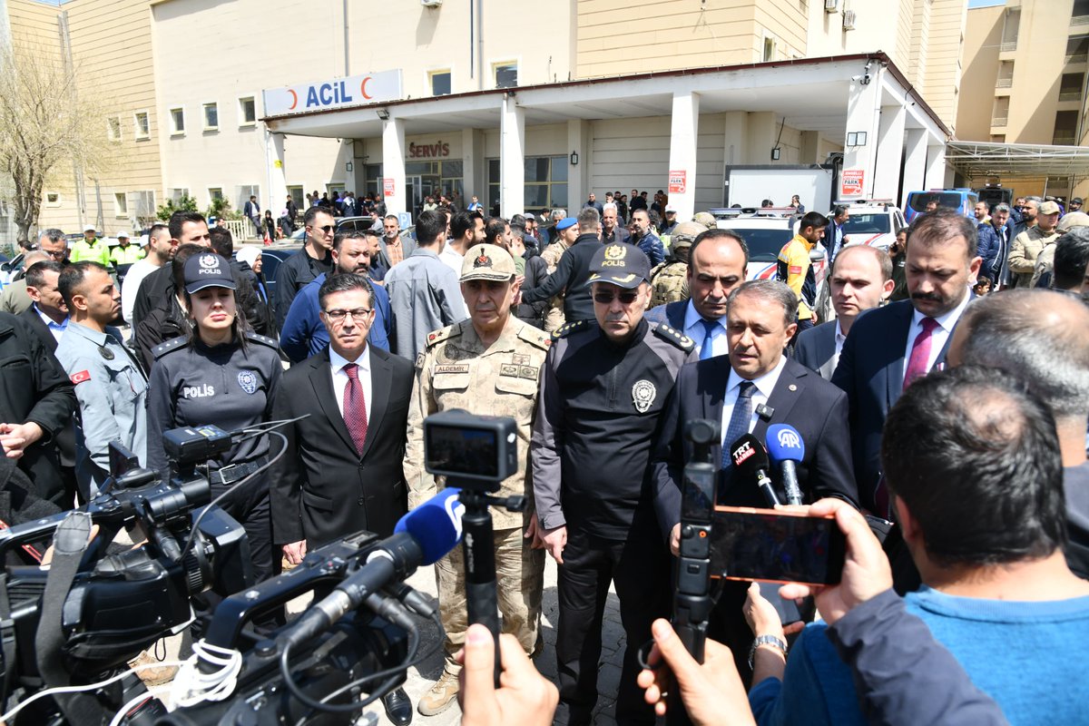 hasansildak's tweet photo. Bugün saat 09.30 sularında Siverek ilçemizde bulunan Ahmet Koyuncu Mesleki ve Teknik Anadolu Lisesinde okulun eski öğrencisi olan 2007 doğumlu Ö.K. adlı kişi tarafından gerçekleştirilen silahlı saldırı sonucunda maalesef 10 öğrencimiz, 4 öğretmenimiz, 1 polis memurumuz ve 1 kantin işletmecisi vatandaşımız olmak üzere 16 kişi yaralanmıştır.

5 yaralımızın durumunun orta derecede riskli olarak değerlendirilmesi üzerine 
İl merkezindeki hastanelere sevki gerçekleştirilmiştir.

Pompalı silah ile hedef gözetmeksizin ateş ederek saldırıyı gerçekleştiren fail okulun içerisinde aynı silahı kullanarak intihar etmiştir.

Olayın aydınlatılması için başlatılan adli soruşturmanın yanı sıra olayın nedenlerinin bütün yönleriyle açığa kavuşturulması amacıyla kapsamlı olarak idari soruşturma başlatılmıştır.

Yaralılarımıza acil şifalar diliyor, eğitim camiamıza ve bütün vatandaşlarımıza geçmiş olsun dileklerimi iletiyorum.
