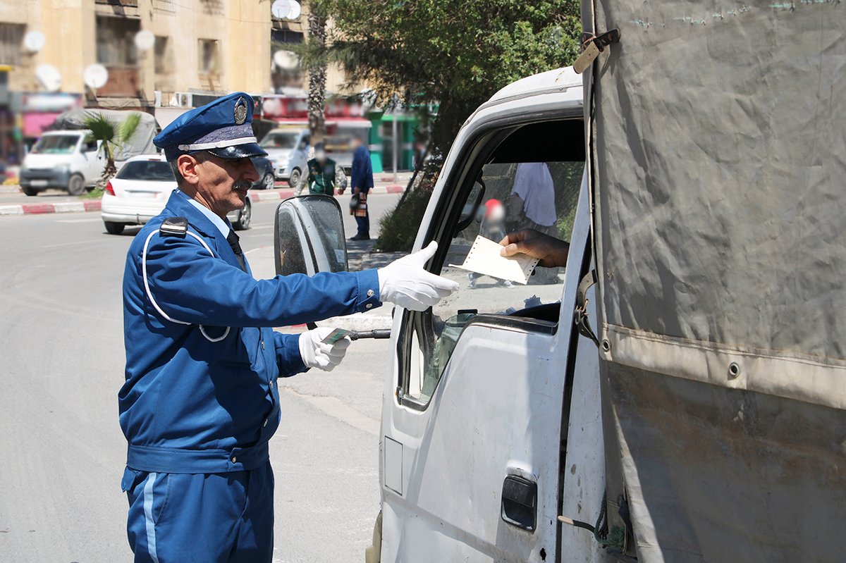 AlgeriePolice's tweet photo. #شرطة #البليدة ترافق مستعملي الطرقات و تحثهم على ضرورة احترام قانون المرور حفاظا على سلامتهم. https://t.co/Tep9UIqseY