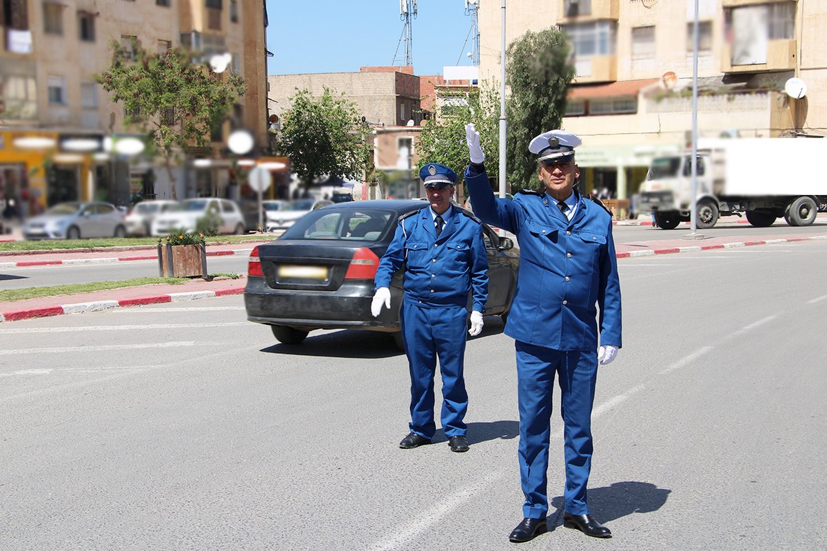 AlgeriePolice's tweet photo. #شرطة #البليدة ترافق مستعملي الطرقات و تحثهم على ضرورة احترام قانون المرور حفاظا على سلامتهم. https://t.co/Tep9UIqseY